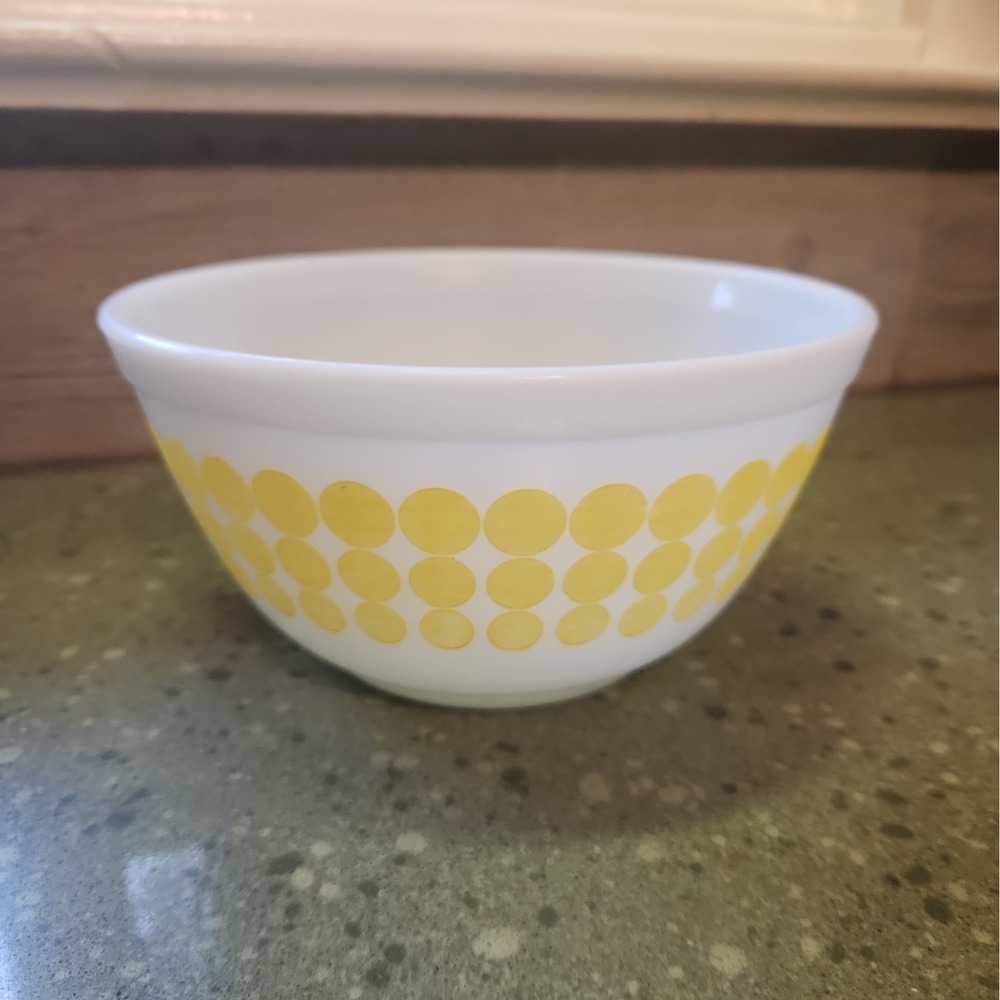 Vintage Collectible Pyrex Polka Dot Nesting Bowl #402 Yellow 1.5 QT